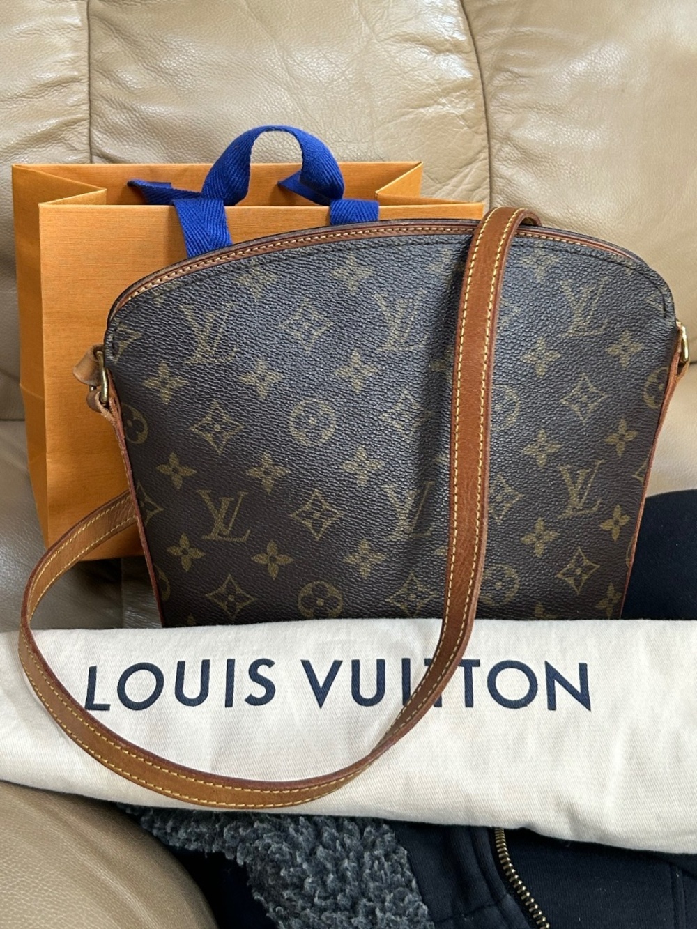 CUTE RARE Louis Vuitton Drouot Crossbody